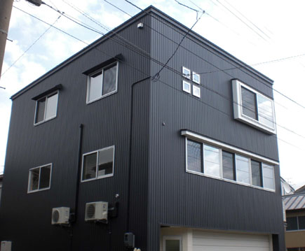 ガレージのある家　鉄骨3階建